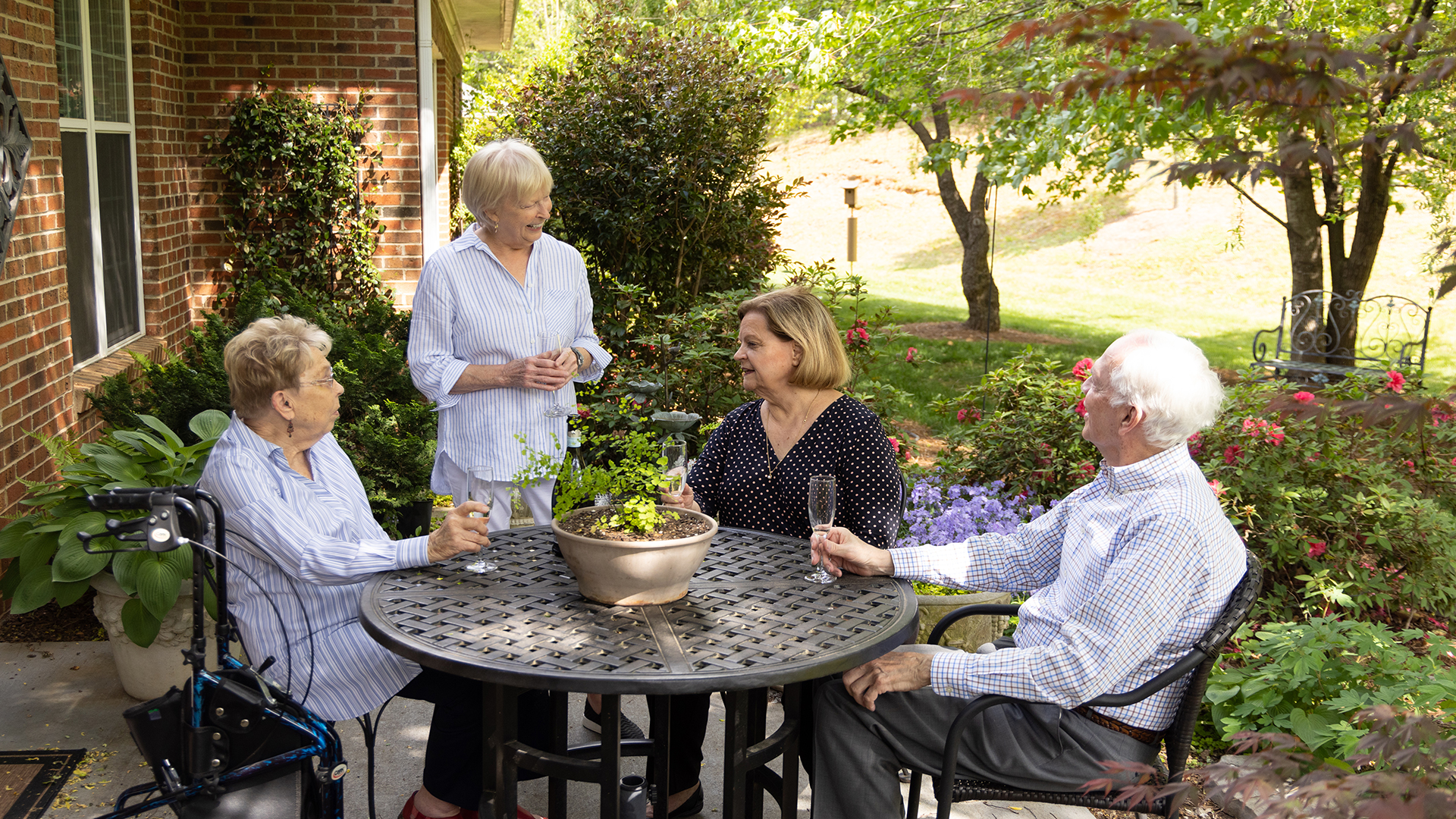 whitestone independent living residents enjoying the outdoor patio